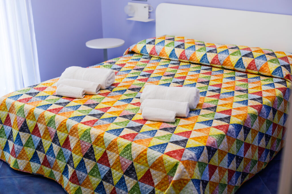 alt="Camera da letto matrimoniale a Patti, Sicilia"