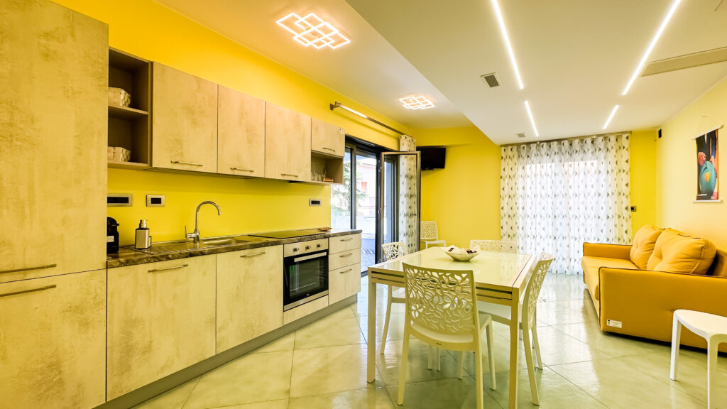 Cucina moderna con terrazzo vista mare