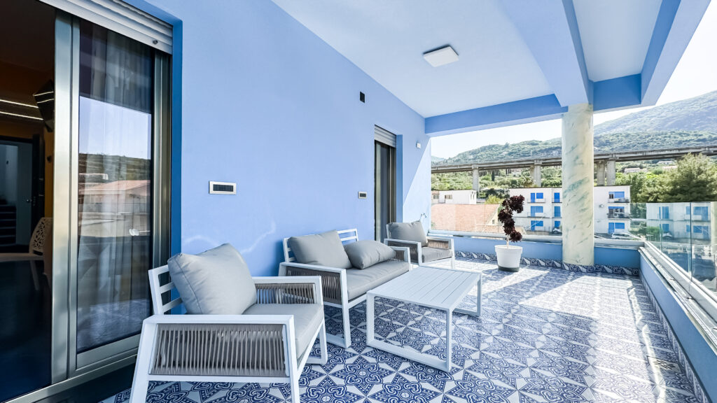 Terrazzo con salottino al terzo piano vista monte