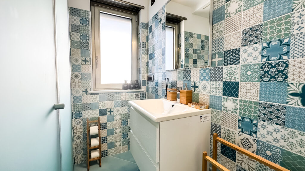 alt="Bagno con elementi decorativi in ceramica a Patti, Sicilia"