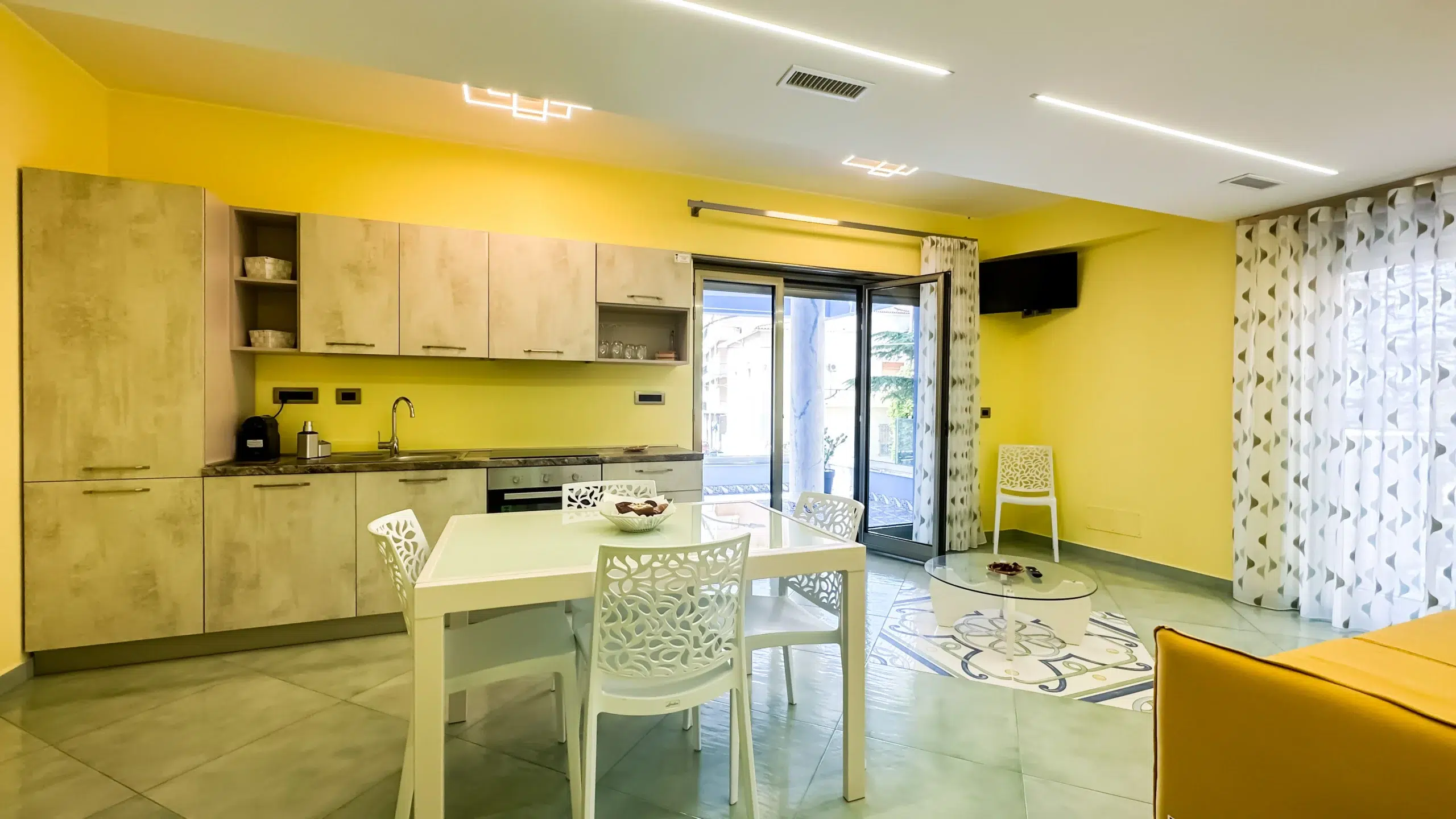 alt="Appartamento trilocale vista mare a Patti Marina"